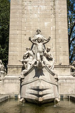 New York, New York, ABD - 2 Ağustos 2023: Maine anıtı SW köşesi Central Park ve yeşil yeşillik üzerinde en alt fıskiye ön kapağı