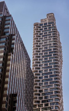 New York, New York, ABD - 2 Ağustos 2023: Aro gökdelen apartmanı ve komşusu 242 Batı 53. Cadde 'deki mavi gökyüzüne karşı