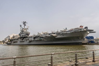 New York, New York, ABD - 3 Ağustos 2023: USS Intrepid uçak gemisi müzesi Hudson nehri 86.