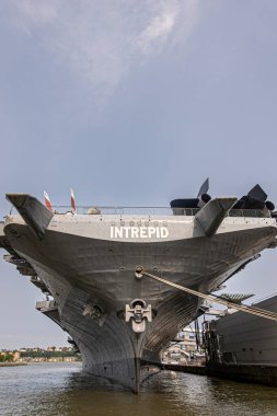 New York, New York, ABD - 3 Ağustos 2023: USS Intrepid uçak gemisi müzesinin yayları Hudson nehri üzerindeki 86.