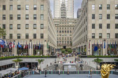 New York, New York, ABD - 3 Ağustos 2023 Rockefeller Center 'ın yeraltı paten pistinde. Şehir merkezindeki 5. Bulvar 'a bakıyorum.