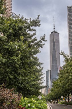 New York, New York, ABD - 4 Ağustos 2023: Battery 'den Batı Caddesi boyunca bir Dünya Ticaret Merkezi görüldü. Yeşil yaprak 