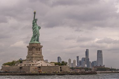 New York, New York, ABD - 4 Ağustos 2023 Körfezden Özgürlük Heykeli artı New Jersey City silüeti