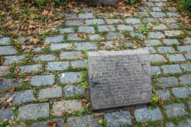 New York, New York, ABD - 4 Ağustos 2023: 2. Dünya Savaşı Norveçli Denizci Taşımacılık Yardım Tarihi, Battery Park 'ta, yakın plan. gri taş