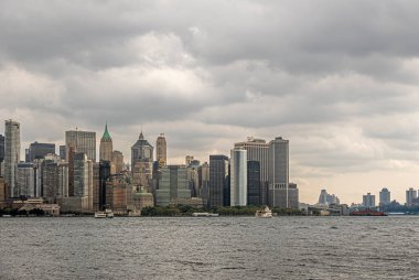 New York, New York, ABD - 4 Ağustos 2023 Battery Park ve Manhattan silueti ile güney ucu göz korkutucu karanlık bulutlar altında