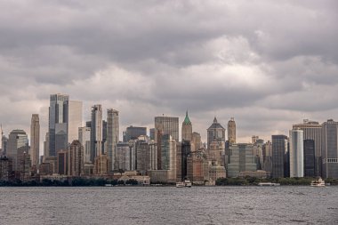 New York, New York, ABD - 4 Ağustos 2023: Gri tehditkar bulutların altında Manhattan ufuk çizgisi