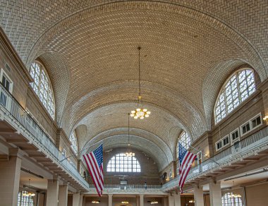 New York, New York, ABD - 4 Ağustos 2023: Ellis Adası Göçmenlik Müzesi Amerikan bayraklı ana toplantı salonu tavanı
