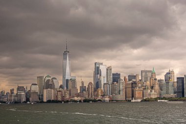 New York, New York, ABD - 4 Ağustos 2023: Manhattan ufuk çizgisi Gri göz korkutucu bulutlar altında, SW 'dan görüldü