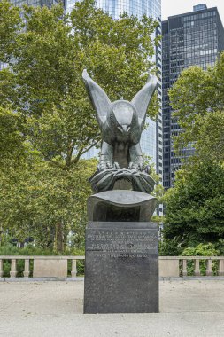 New York, New York, ABD - 4 Ağustos 2023: Battery Park 'taki Doğu Yakası Anıt Heykeli 2. Dünya Savaşı sırasında Atlantik Okyanusu' nda ölen askerlerin anısına dikilen bir kartal heykeli.