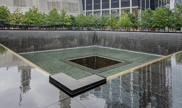 New York, New York, ABD - 4 Ağustos 2023 Yeşil yapraklı anıt havuzu