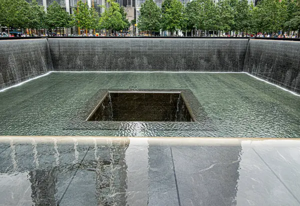 New York, New York, ABD - 4 Ağustos 2023 Yeşil yapraklı anıt havuzu