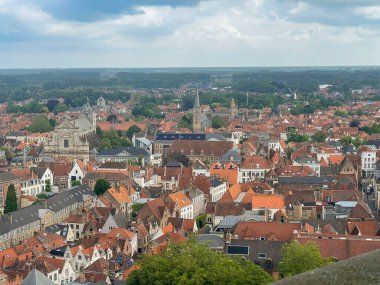 Brugge, Flanders, Belçika - 22 Haziran 2024: Halletoren: 4 kilise, St. Walburge, St, Anna, İngiliz manastırı, Kudüs chuch. Kanal boyunca tarihi yel değirmenleri