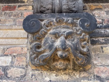 Brugge, Flanders, Belçika - 25 Haziran 2024: Halletoren ve Belfry, yakın plan, sanat eseri, damızlık, iç avludaki taş destekleyici çatı