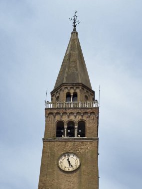 Portogruaor, Venedik, İtalya - 26 Haziran 2024 Duomo di Sant 'Andrea saat kulesi, mavi gökyüzüne karşı katolik kilisesi. 