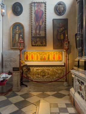 Trieste, İtalya - 27 Haziran 2024: Trieste, İtalya - 27 Haziran 2024: Cattedrale di San Giusto Martire, Katedral, San Giusto Kalesi. Duvar freskinde diğerlerinin arasında azizin resmi.