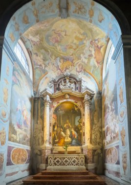 Trieste, İtalya - 27 Haziran 2024: Trieste, İtalya - 27 Haziran 2024: Cattedrale di San Giusto Martire, Katedral, San Giusto Kalesi. Cappella di San Giuseppe, şapel, aşağıdan tavana boyalı sunak ve sütunlarla çerçevelenmiş büyük resim ve st