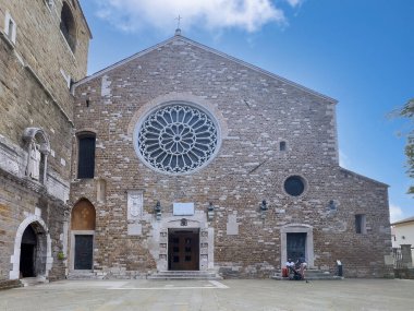 Trieste, İtalya - 27 Haziran 2024: Trieste, İtalya - 27 Haziran 2024: Cattedrale di San Giusto Martire, Katedral, San Giusto Kalesi. Ana girişi tuğla duvarla örülü ve Gotik tarzda büyük bir gül penceresi var..