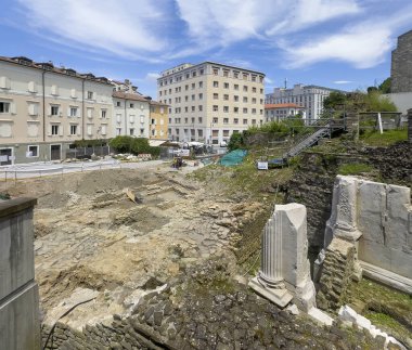 Trieste, İtalya - 27 Haziran 2024: Tarihsel mimari, Via Dei Capitelli 'nin kuzeyinde kazı noktası buldu