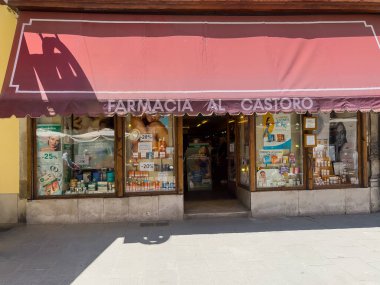 Trieste, İtalya - 27 Haziran 2024: Farmacia Al Castoro, Via di Cavana 'daki eczane. Pencereleri ve geniş tenteyi göster