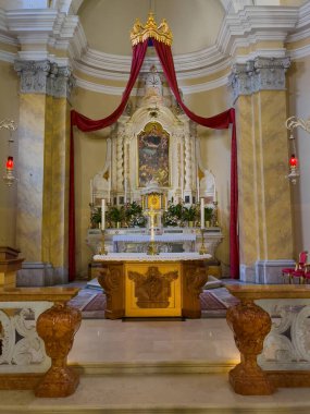 Trieste, İtalya - 27 Haziran 2024: Chiesa S. Antonio Vecchio, Yaşlı Anthony Kilisesi. Tüm ihtişamıyla, üzerinde altın haçla ve üzerinde taçla ana sunak. Resim, kanatlar, çiçekler ve heykeller.