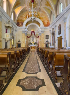 Trieste, İtalya - 27 Haziran 2024: Chiesa S. Antonio Vecchio, Yaşlı Anthony Kilisesi. Kilisenin arkasından öne, sunağa ve Chandel 'e bakıyor. Uzun bankları vardı. Kürsü, tavan resimleri. Avize ve daha fazlası.