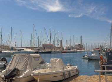 Trieste, İtalya - 27 Haziran 2024: Molo, Teresiano 'ya Molo Venezia' dan teknelerle yat limanı üzerinden bakıyorum