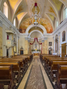 Trieste, İtalya - 27 Haziran 2024: Chiesa S. Antonio Vecchio, Yaşlı Anthony Kilisesi. Kilisenin arkasından öne, sunağa ve Chandel 'e bakıyor. Uzun bankları vardı. Kürsü, tavan resimleri. Avize ve daha fazlası.