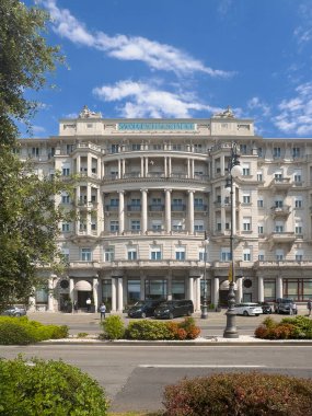 Trieste, İtalya - 27 Haziran 2024: Savoia Excelsior Palace, Hsitoric binasındaki sütunları ve heykelleri olan Starhotel