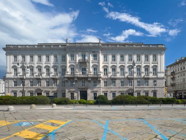 Trieste, İtalya - 27 Haziran 2024: NW ön cephesi Adriyatik Palazzo del Lloyd Triestino 'ya bakıyor, tarihi bina üzerinde heykeller ve anıtsal balkonda