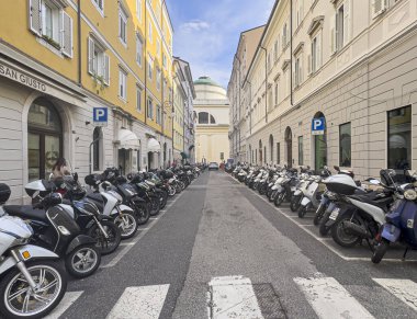 Trieste, İtalya - 27 Haziran 2024 Via della Zonta motosikletinizi park edeceğiniz cadde.