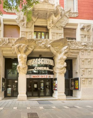 Trieste, İtalya - 29 Haziran 2024: Via le Venti Settembre 'de büyük kadın heykelleri bulunan Ambasciatori Sineması anıtsal girişi