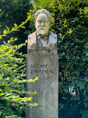 Trieste, İtalya - 29 Haziran 2024: Ricardo Zampieri heykeli Giardino Pubblico Muzini de Tommasini adlı yeşil yeşillikler arasında sergilendi
