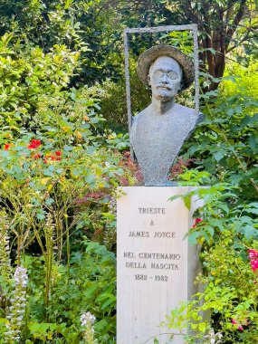 Trieste, İtalya - 29 Haziran 2024: James Joyce heykeli Giardino Pubblico Muzio de Tommasini adlı yeşil yeşillikler arasında sergilendi