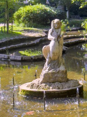 Trieste, İtalya - 29 Haziran 2024: Muzio de Tommasini Gölü 'nün ilham perisi parktaki Giardino Pubblico Muzio de Tommasini adlı küçük fıskiyelerle çevrili.