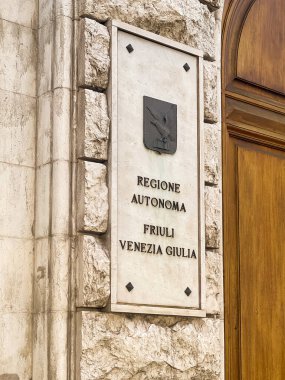 Trieste, İtalya - 29 Haziran 2024: Regiona Autonoma Friuloi Venezia Giuilia, Özerk Bölge, binalarının girişini imzalayın