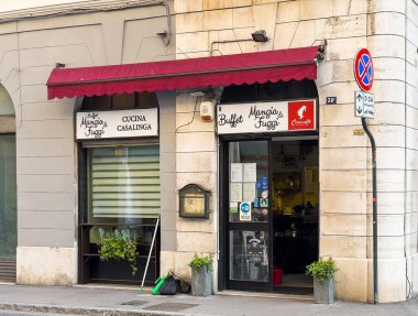 Trieste, İtalya - 28 Haziran 2024: Via Valdrivio 'da Cucina Casalinga, ön kapı ve giriş kapısı kahvaltı için açıldı