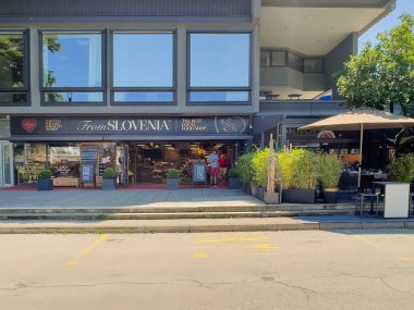 Bled Gölü, Slovenya - 28 Haziran 2024: En iyi yerel gıda dükkanı market işi, tabelalı ön cephe ve insanlardır