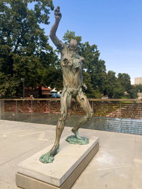 Ljubljana, Slovenya - 28 Haziran 2024: Su Dehası 'nın Bronz Heykeli Mesarski' deki vatandaşlar için en önemli olan Kasap Köprüsü 'nün yakınlaştırılması