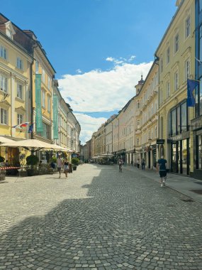 Ljubljana, Slovenya - 28 Haziran 2024: Şehir meydanından güneye, ticari alışveriş caddesinin ön kanyonuna bakıyor 