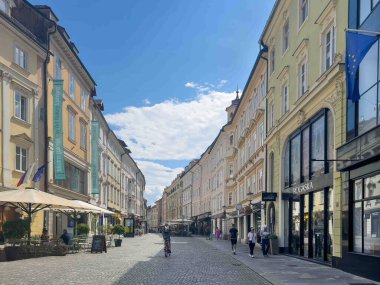 Ljubljana, Slovenya - 28 Haziran 2024: Şehir meydanından güneye, ticari Mesni alışveriş caddesinin ön kanyonuna bakıyorum 