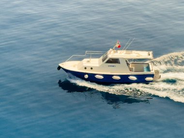 Korcula, Hırvatistan - 30 Haziran 2024: Adriyatik Denizi 'ne yaklaşırken pilot botu, yakın plan
