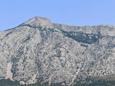 Orebiç, Hırvatistan - 30 Haziran 2024: Kasabanın yukarısındaki gri kayalık dağ sırası