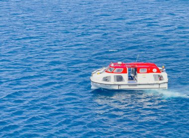 Korcula, Hırvatistan - 30 Haziran 2024: Kapanış, Vista Oceania yolcu gemisi teknesi denizde. Mürettebat gemiye.