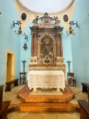 Korcula, Hırvatistan - 30 Haziran 2024: Aziz Michael Kilisesi 'nin sunak resmi, bebek İsa ile hayranlık duyulan Madonna' nın anıtsal çerçevede hazırlanmıştır.