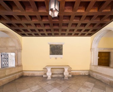 Korcula, Hırvatistan - 30 Haziran 2024: Loggia tarihi binasının içinde, 2. Dünya Savaşı 'ndan kalma bir duvar resmi bir aslanla dövüşen bir adamın direnişine övgüde bulundu. Metin diyor ki, ben belediyenin bir üyesiyim, gayret ettim ve evimi savundum.