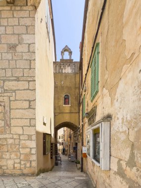 Korcula, Hırvatistan - 30 Haziran 2024: Saint Mark Katedrali 'nin yanındaki Marca Andrijica sokağı