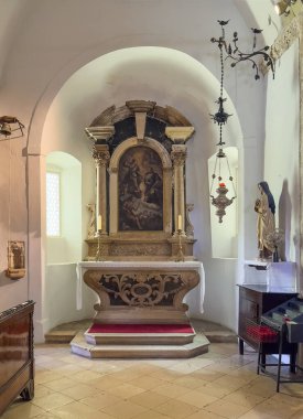 Korcula, Hırvatistan - 30 Haziran 2024: Saint Mark Katedrali. Marcus 'un insanlara ders verdiği resimlerle yontulmuş sunak