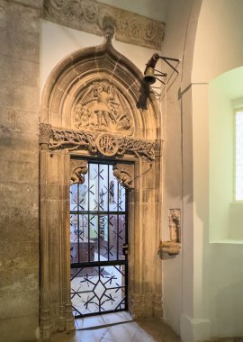 Korcula, Hırvatistan - 30 Haziran 2024: Saint Mark Katedrali. Kilitli metal ızgara kapısının üzerinde mihraptan ayrılmış Başmelek Michael heykeli. Girmek için zil çal