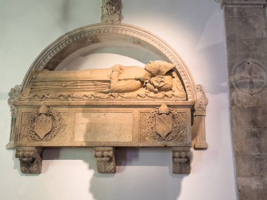 Korcula, Hırvatistan - 30 Haziran 2024: Saint Mark Katedrali. Epitaph taşından bir heykel olan piskopos, mezarında iki kat kolla ölü yatıyordu.