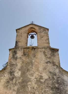 Korcula, Hırvatistan - 30 Haziran 2024: St. Peter Kilisesi mavi gökyüzünün altındaki kısa çan kulesi